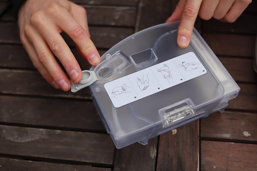 Der Kombibehälter des Roborock Q7 Max steht auf dem Tisch